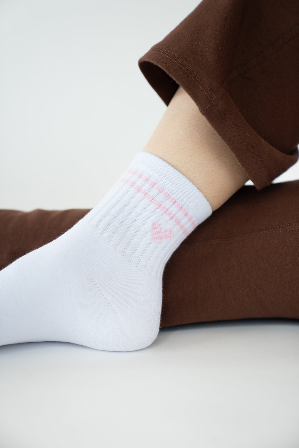 Lavoréa Everyday Socks in Pink, close view of the ribbed cuff and heart motif