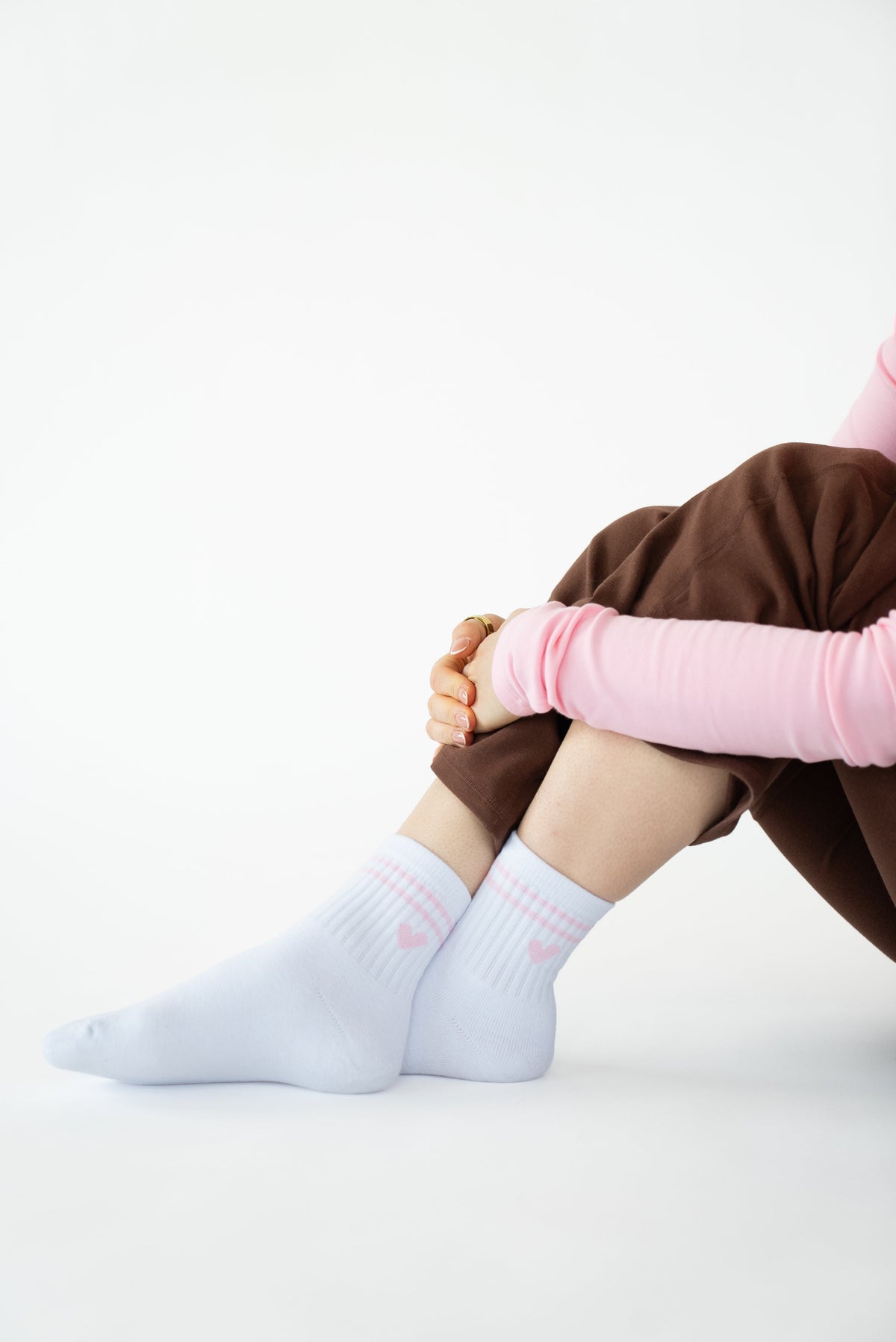 Lavoréa Everyday Cushioned Socks in Pink, close side view of the fit around the ankle