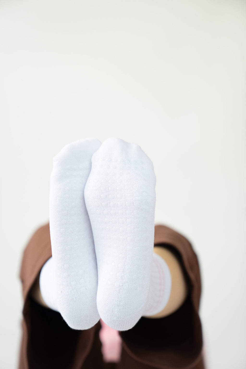 Lavoréa Pilates Cushioned Grip Socks in Pink, both soles with silicone grip toward the camera