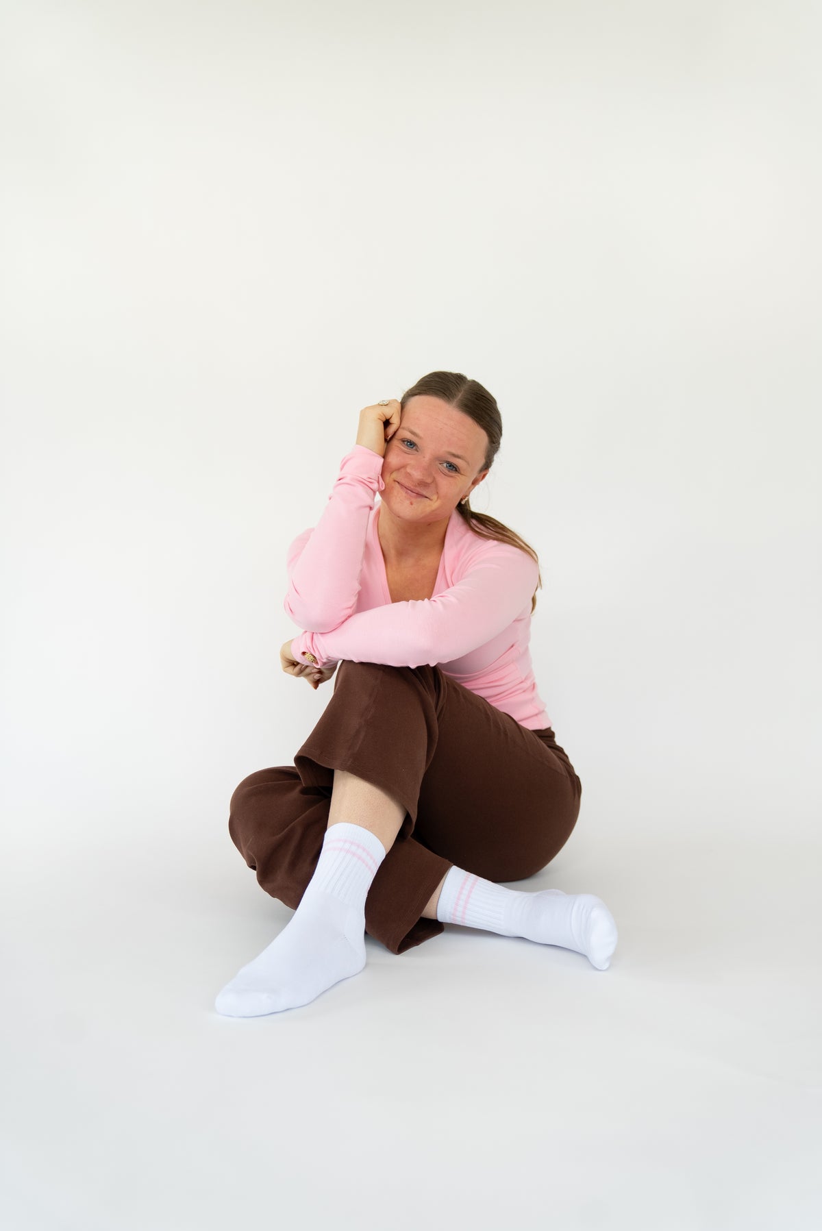 Lavoréa Everyday Socks in Pink, seated with legs crossed