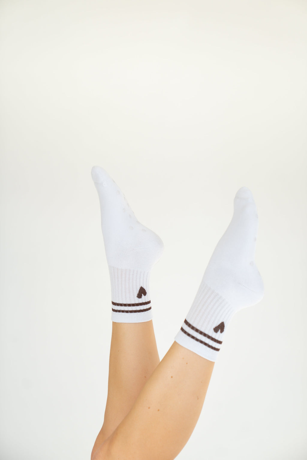 Lavoréa Pilates Cushioned Grip Socks in Brown, feet raised with the grip sole visible