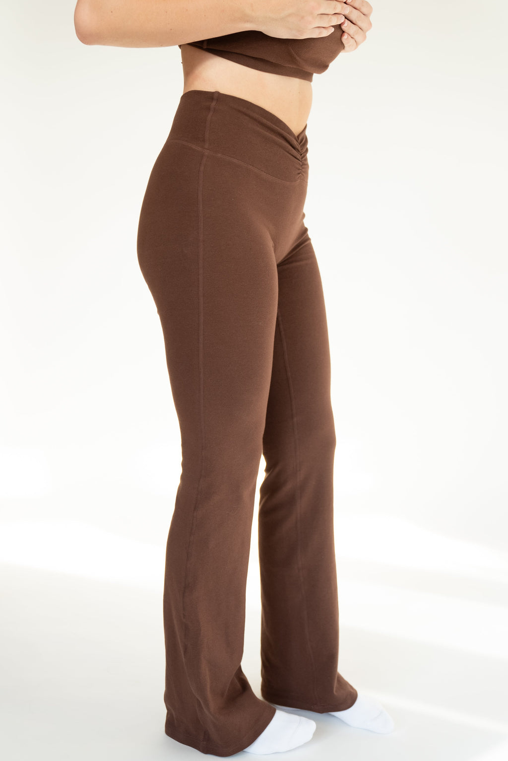 Lavoréa High Waist Flare Leggings in organic cotton, detail of the high waistband