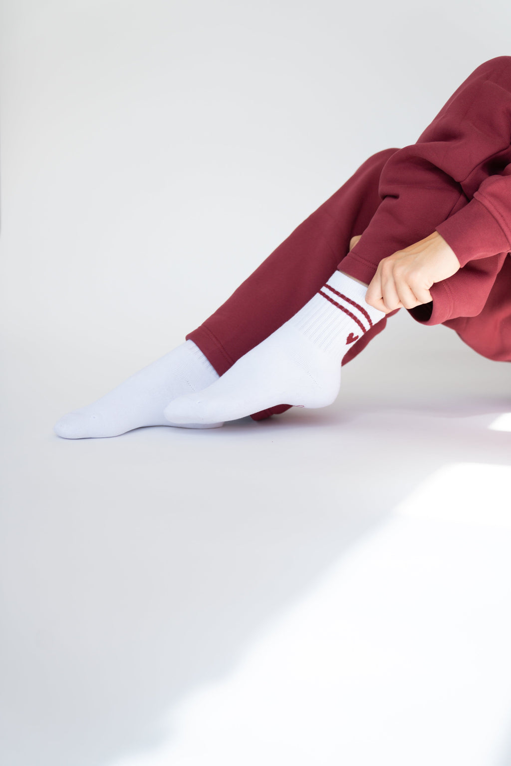 Lavoréa Everyday Cushioned Socks in Burgundy, legs extended with the fit in profile