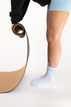 Lavoréa Everyday Socks in Light Blue, standing with a cork mat in hand
