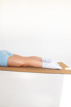 Lavoréa Everyday Cushioned Socks in Light Blue, legs extended on a cork mat