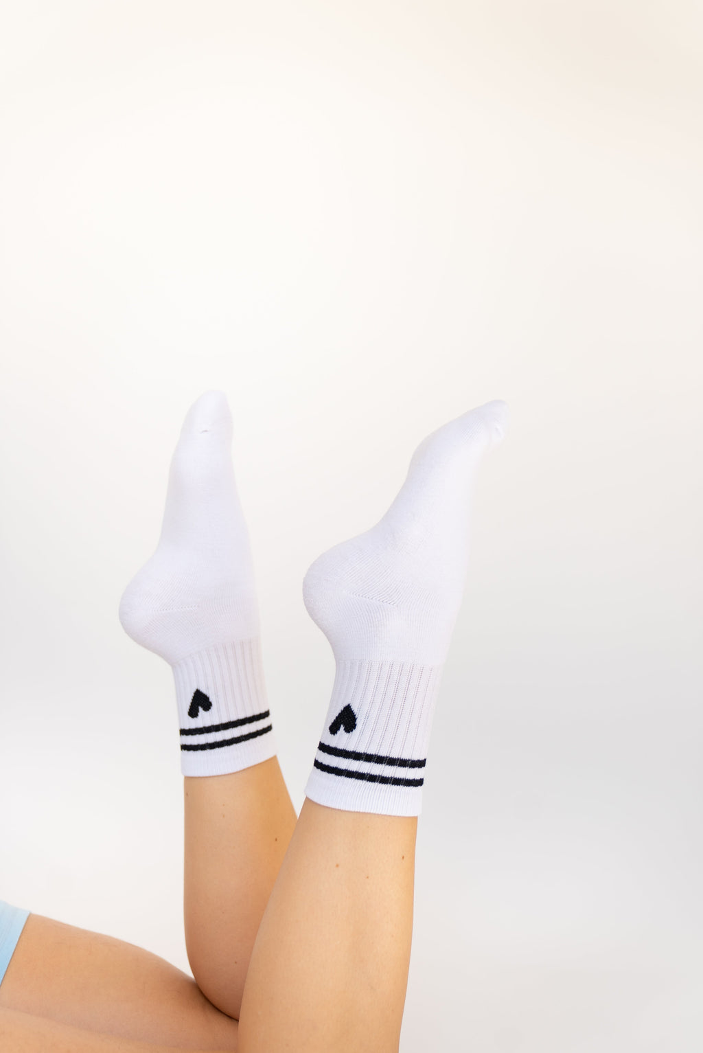 Lavoréa Everyday Cushioned Socks in Black, close view of the ribbed cuff and heel